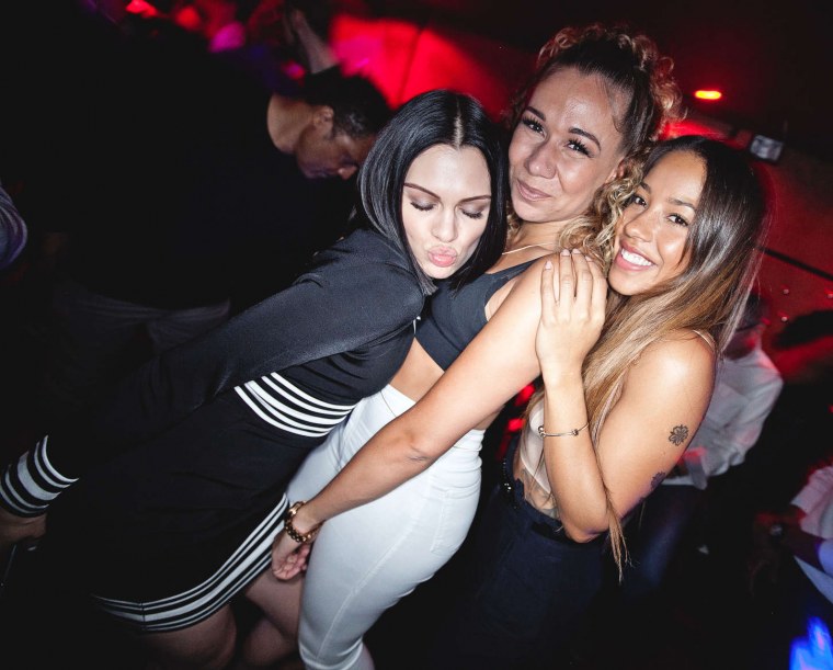 Красивые девушки в клубе