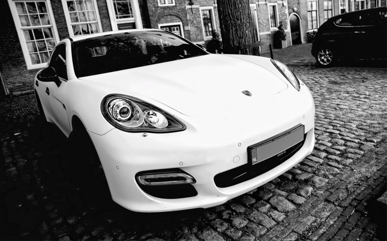 Автомобиль черно белый