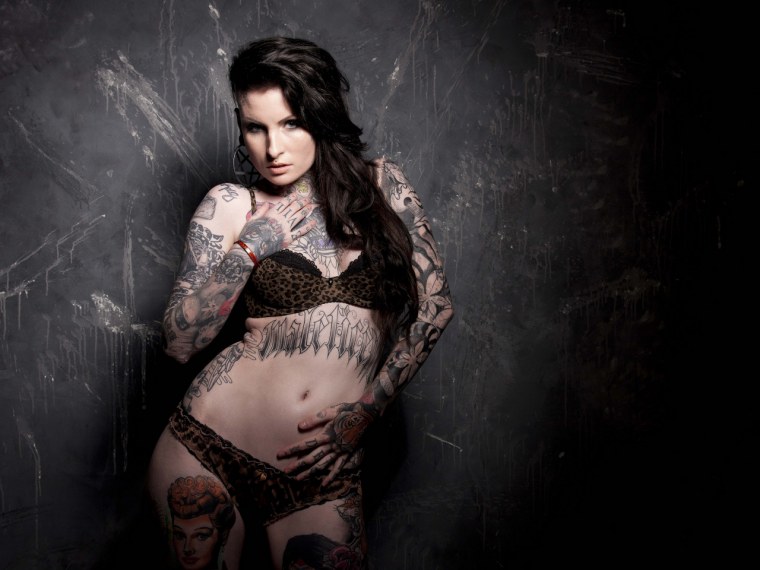 Татуированные девушки в постели