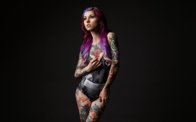 Девушки с тату и машины