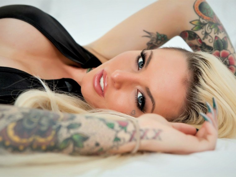 Брюнетка с тату