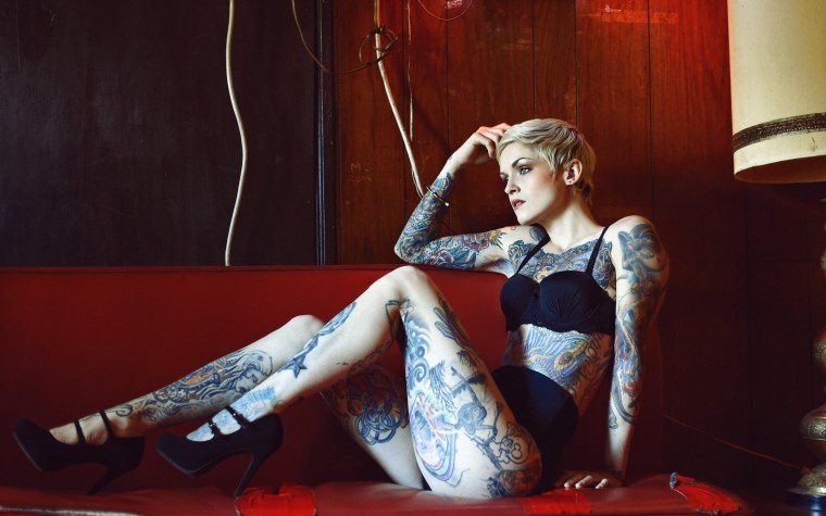 Татуированная блондинка