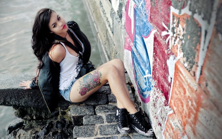 Брюнетка с тату