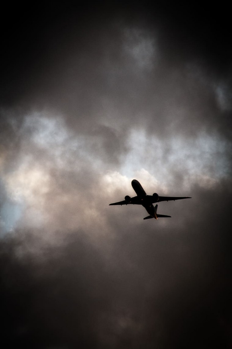 Самолет в темном небе