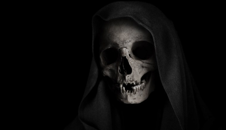 Человек в капюшоне в огне