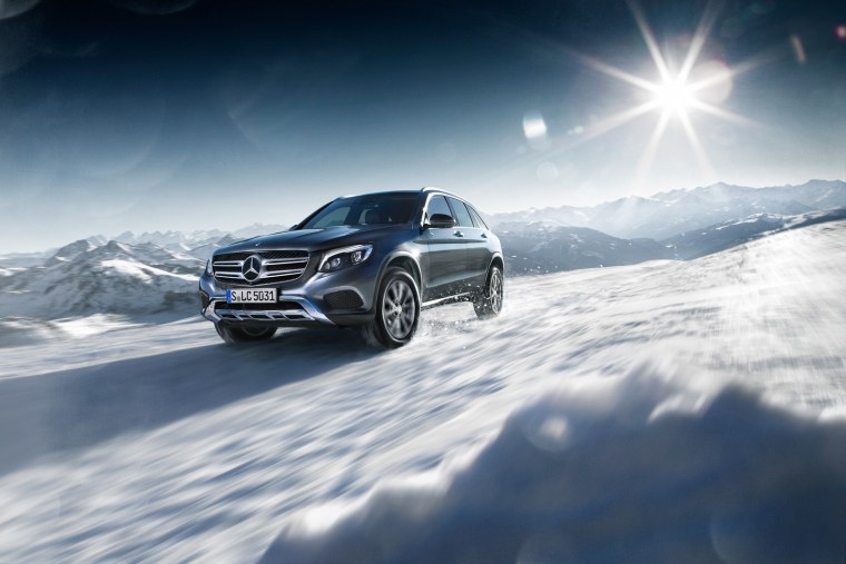 Мерседес с180 черный на снегу