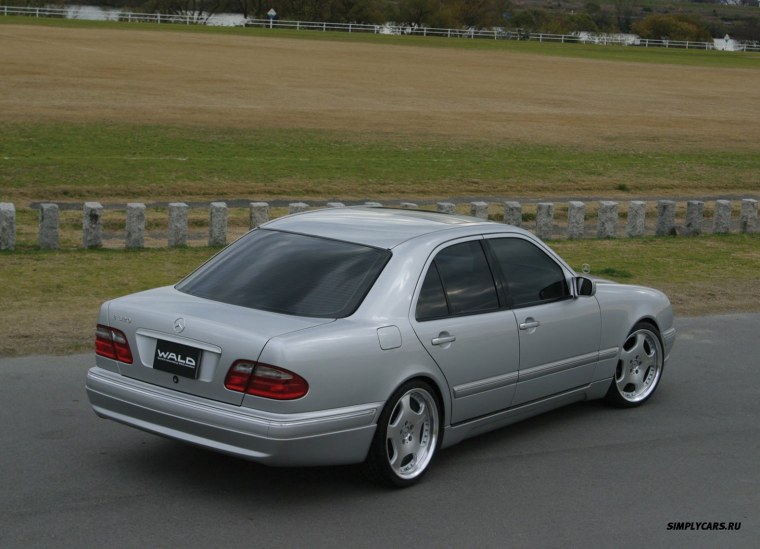 Мерседес Бенц 210