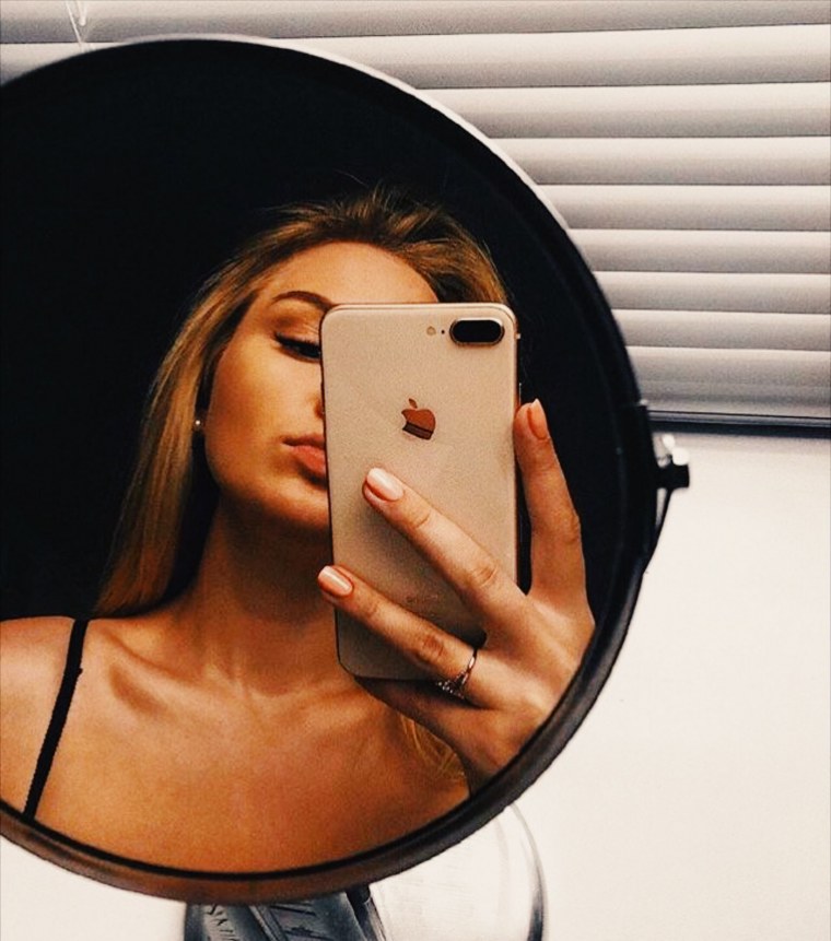 Девушка с айфоном 11 про в зеркале