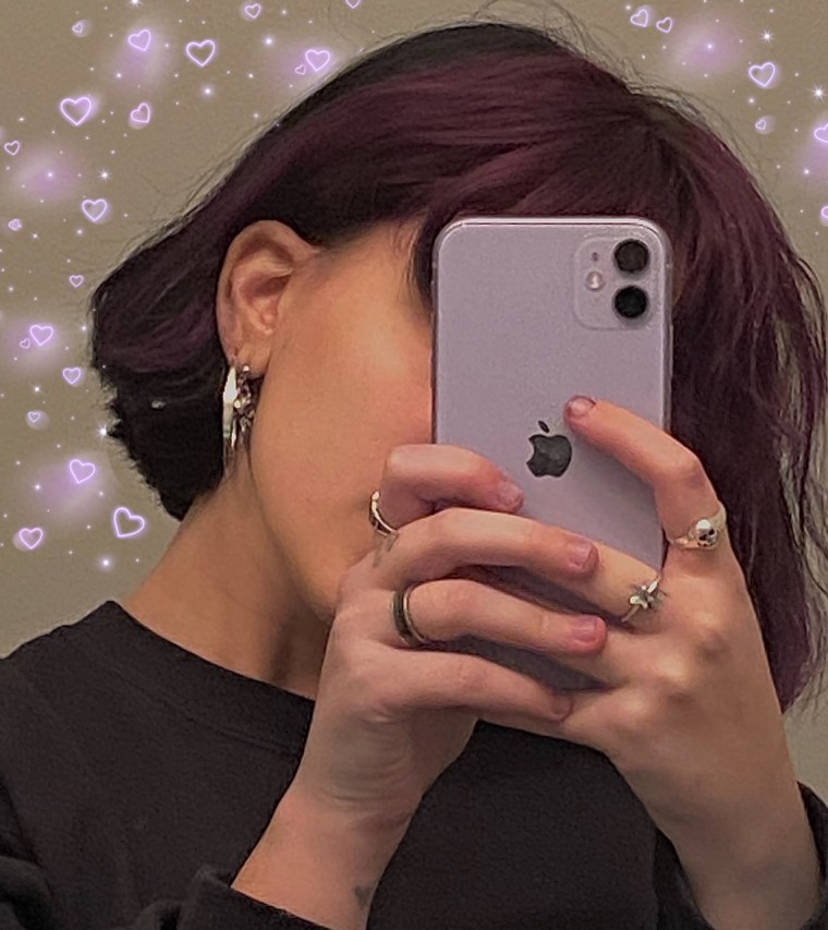 Девушка с айфоном в зеркале