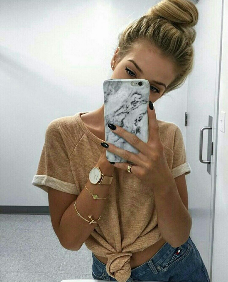 Девушка с айфоном в зеркале