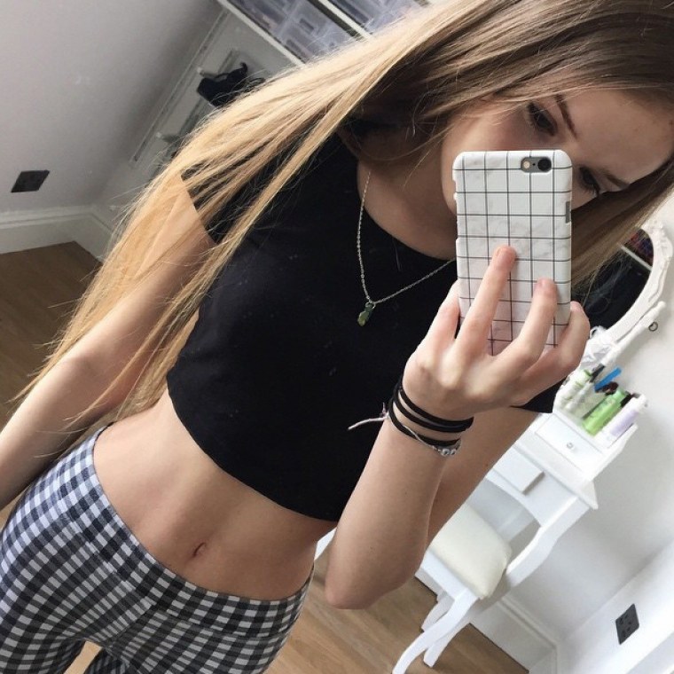 Девушка с айфоном