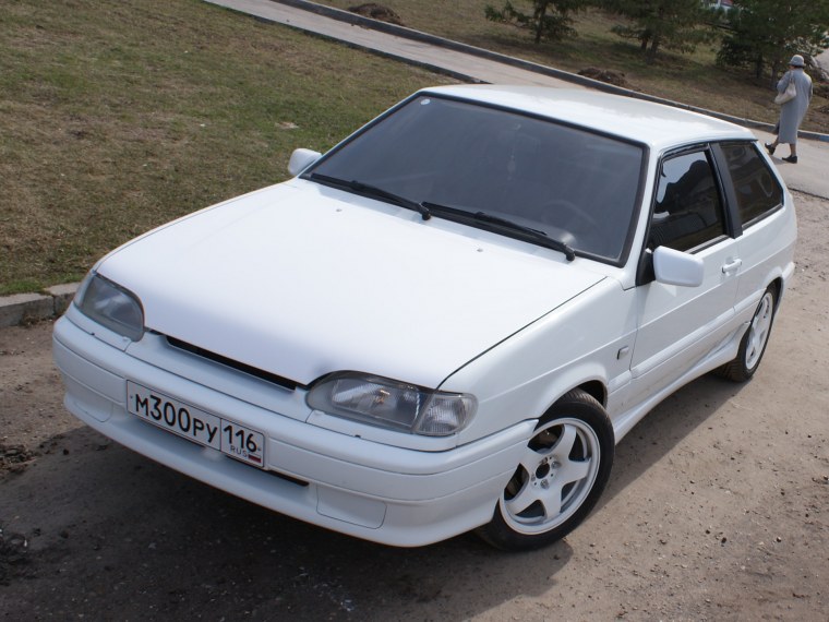 ВАЗ 2113 белая на сликах