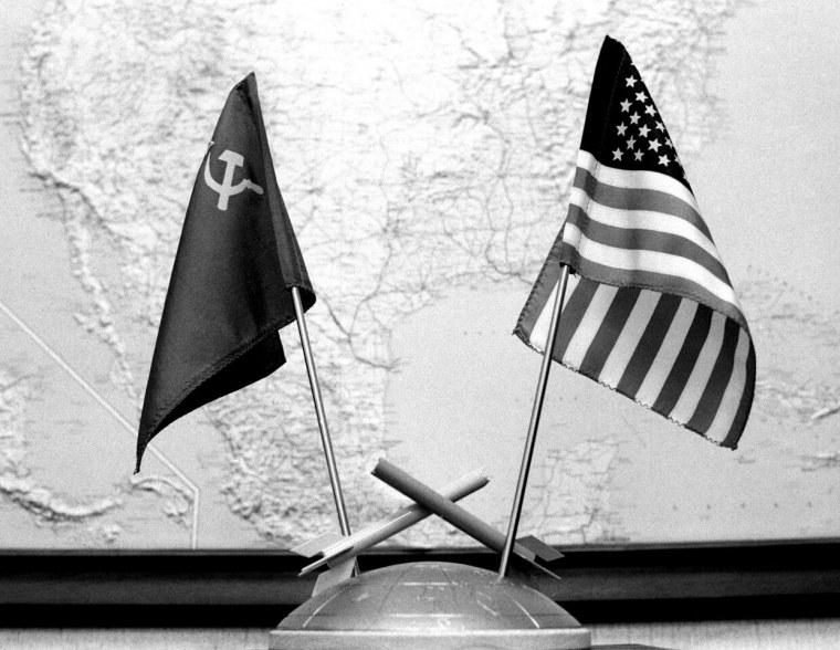 Карикатура холодная война между СССР И США