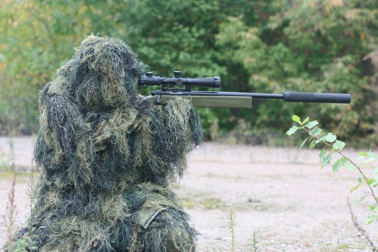 Снайпер в камуфляже с винтовкой