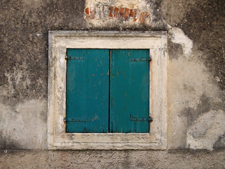 Стена с окном