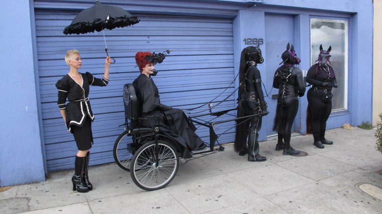 Запряженные девушки