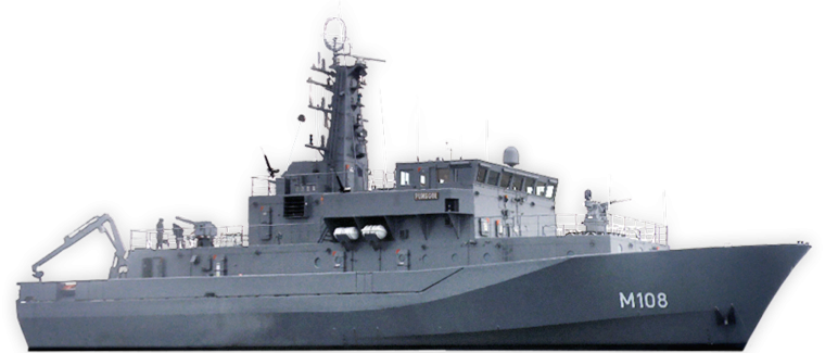 Военный корабль на белом фоне