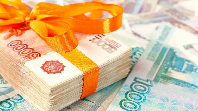 Пачки денег пятитысячных купюр