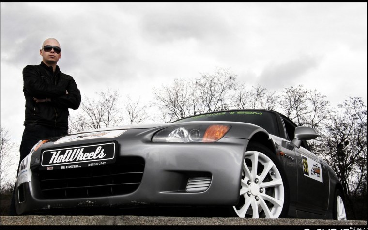 Парень на крутой тачке