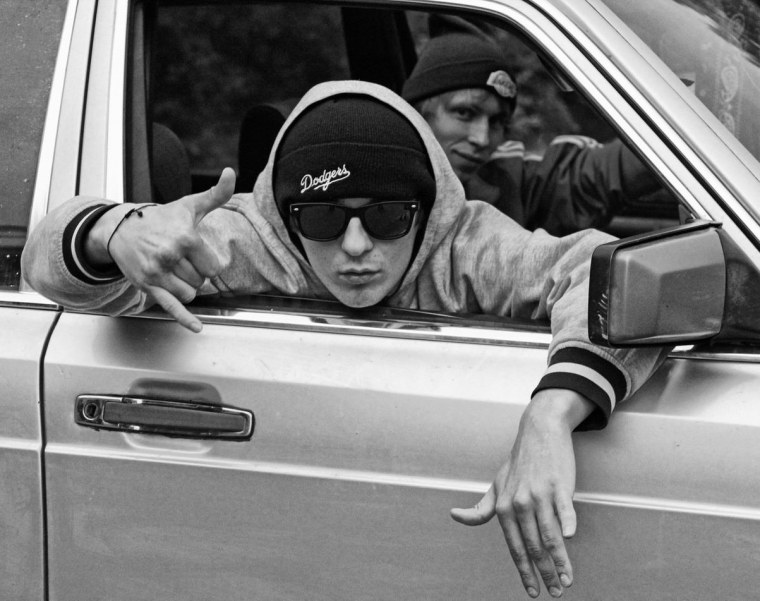 Парень возле машины спиной