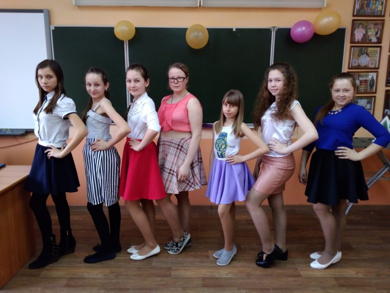 Школьницы шестого класса