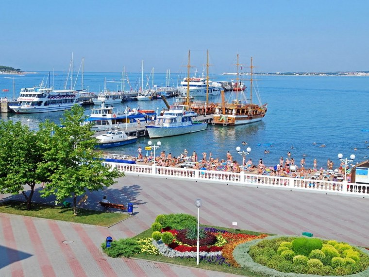 Вечерняя набережная Геленджика