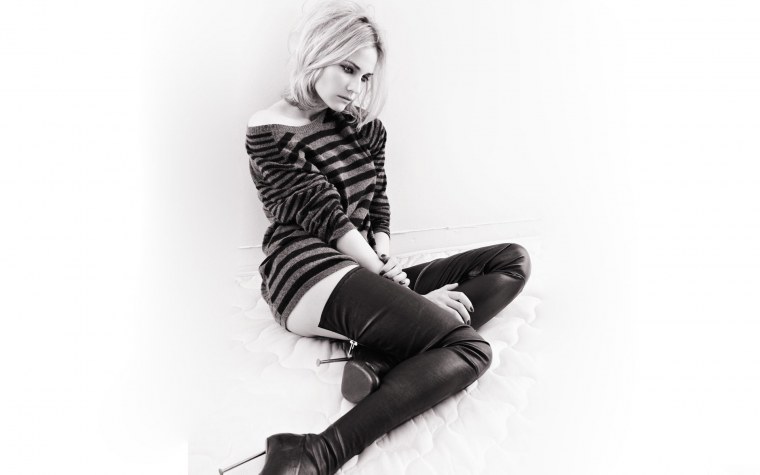 Девушка сидит в сапогах