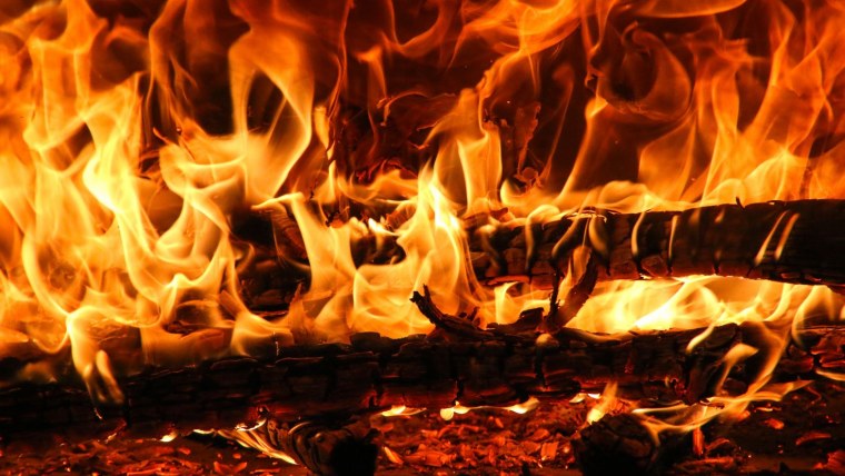 Ночной костер в горах