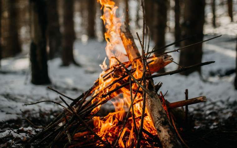 Огромный костер возле речки