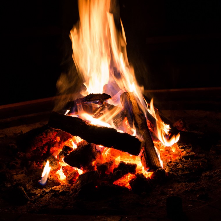 Красивый огонь в камине