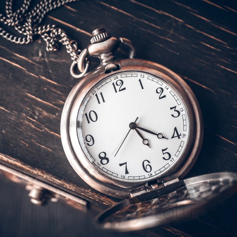 Карманные часы на столе