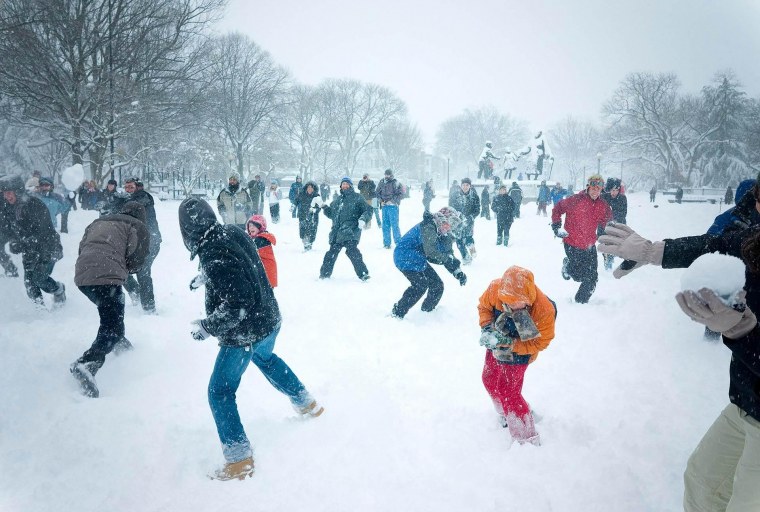 Дети играющие в снежки