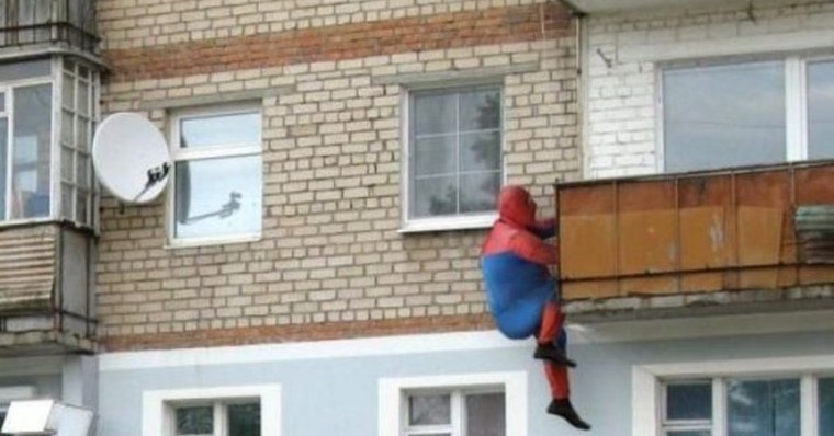 Человек лезет на балкон