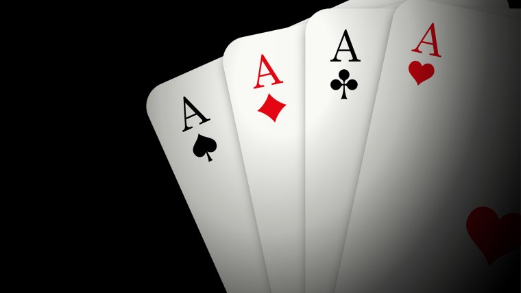 Игральные карты на темном фоне