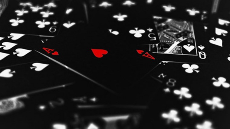 Игральные карты на темном фоне