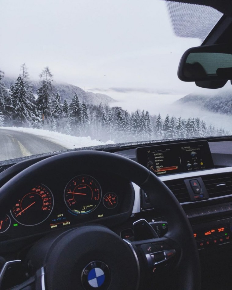 За рулем БМВ ночью зимой