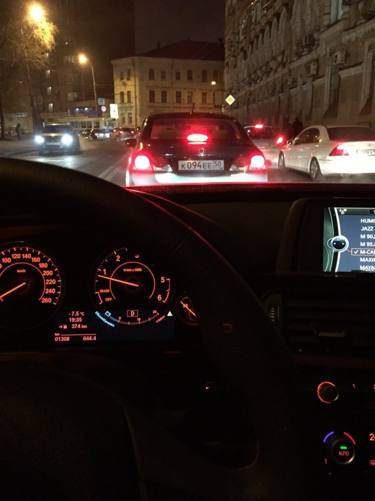 Вид за рулем Мерседеса ночью