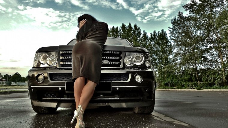 Обои девушки и Рендж Ровер