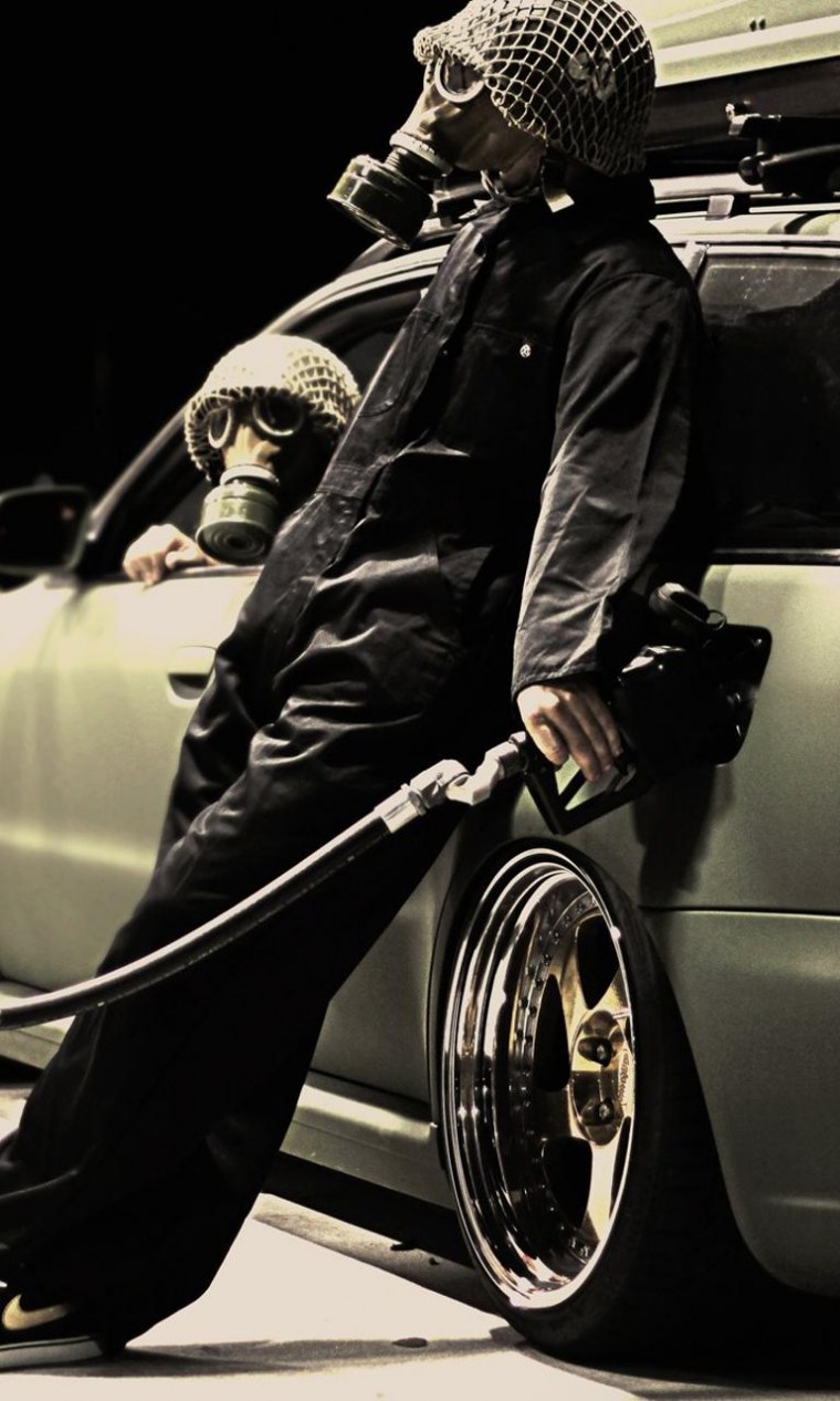 Парень в маске возле машины