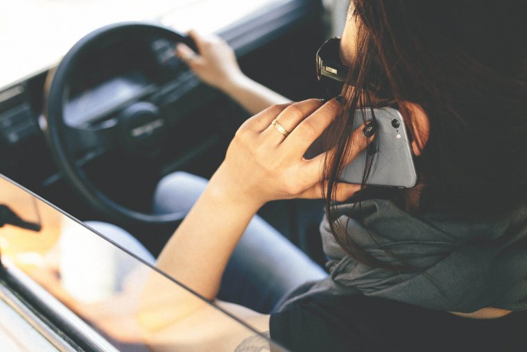 Девушка за рулем со спины