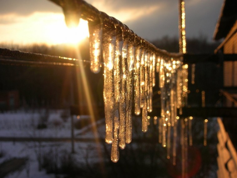 Тающие сосульки на крыше