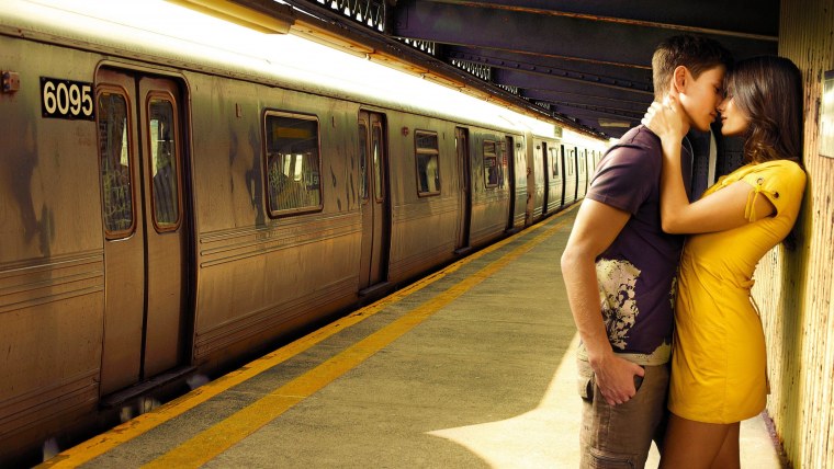 Парень и девушка в электричке