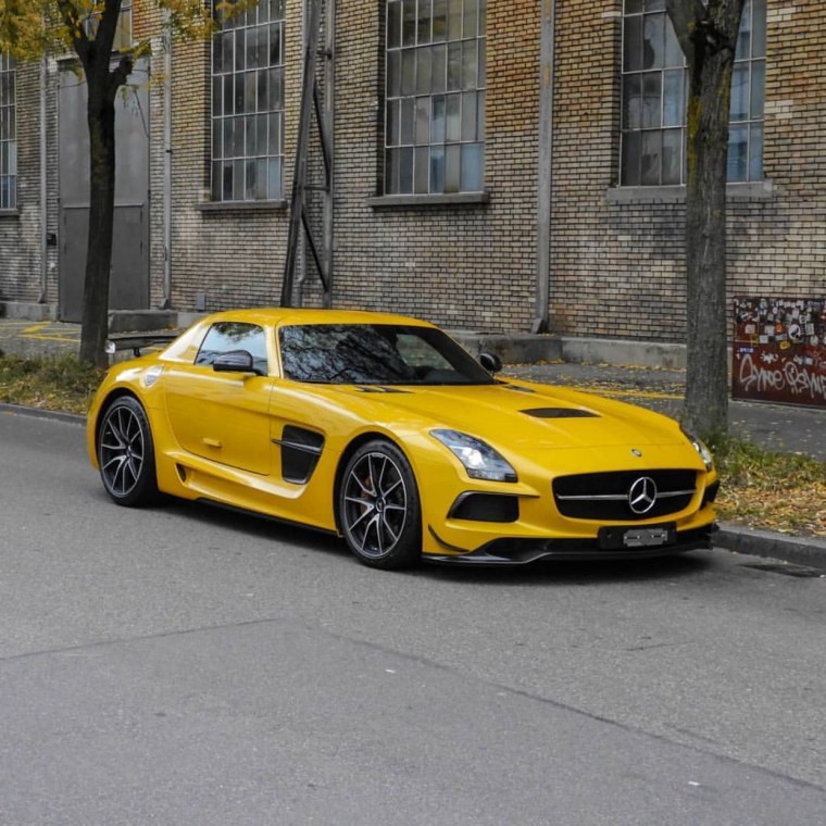 Мерседес SLS AMG желтый