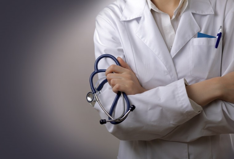 Врач в маске и перчатках