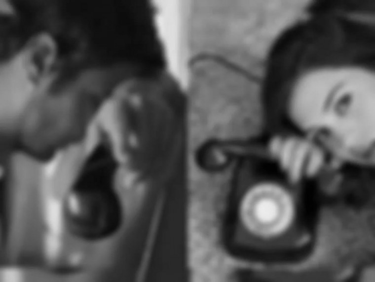 Парень ждет звонка