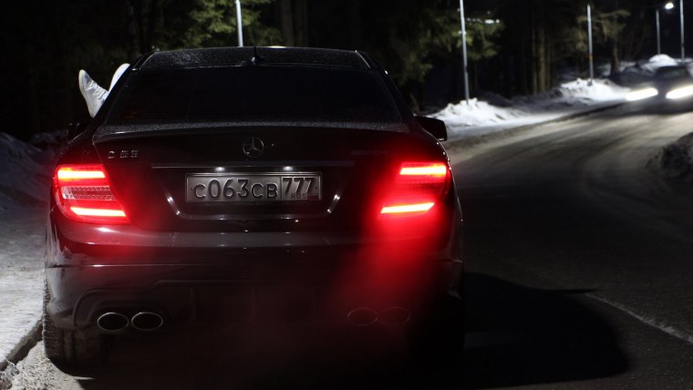 Мерседес c63 AMG ночью