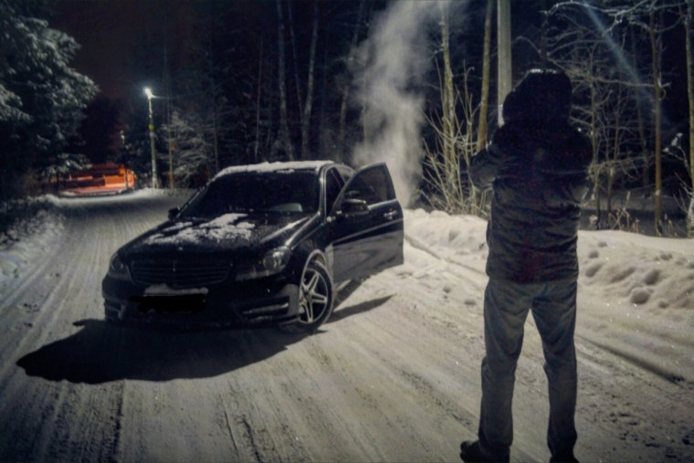 Парень около машины спиной