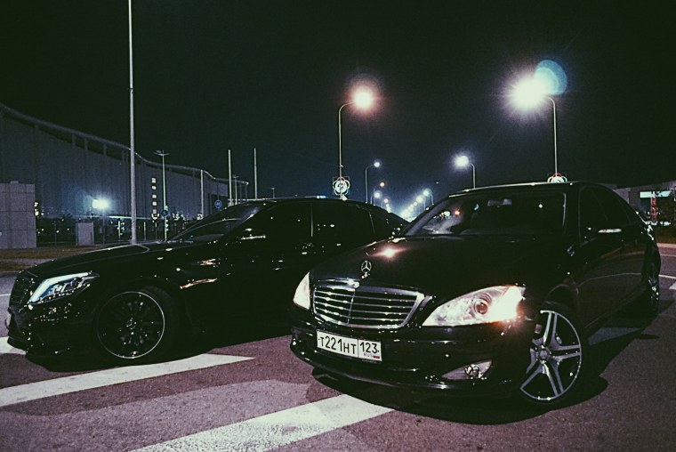 Мерседес 222 черный ночью