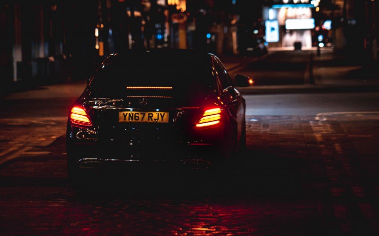 Мерседес в ночном городе обои