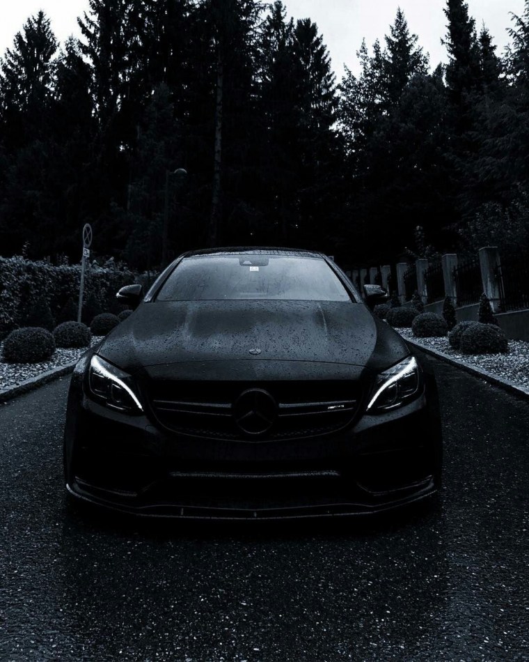 Мерседес Бенц c63 чёрный и БМВ чёрный